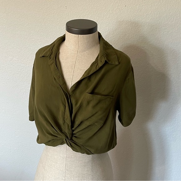 Forever 21 Tops - Forever 21 Olive Green Twist Front Crop Blouse | M | Collared Short Sleeve